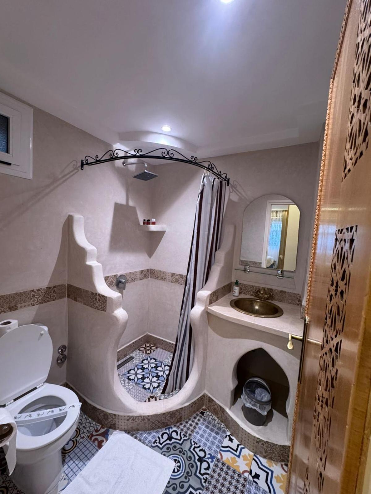 Hotel Tarek Чефчауен Екстериор снимка
