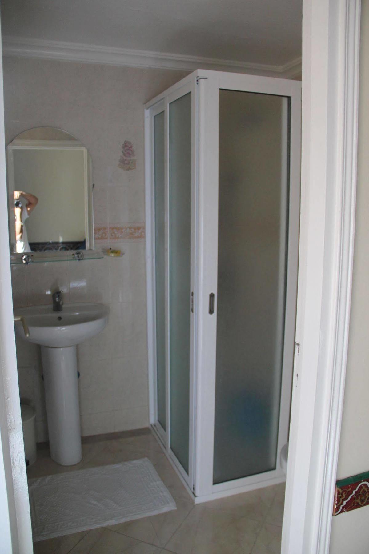 Hotel Tarek Чефчауен Екстериор снимка