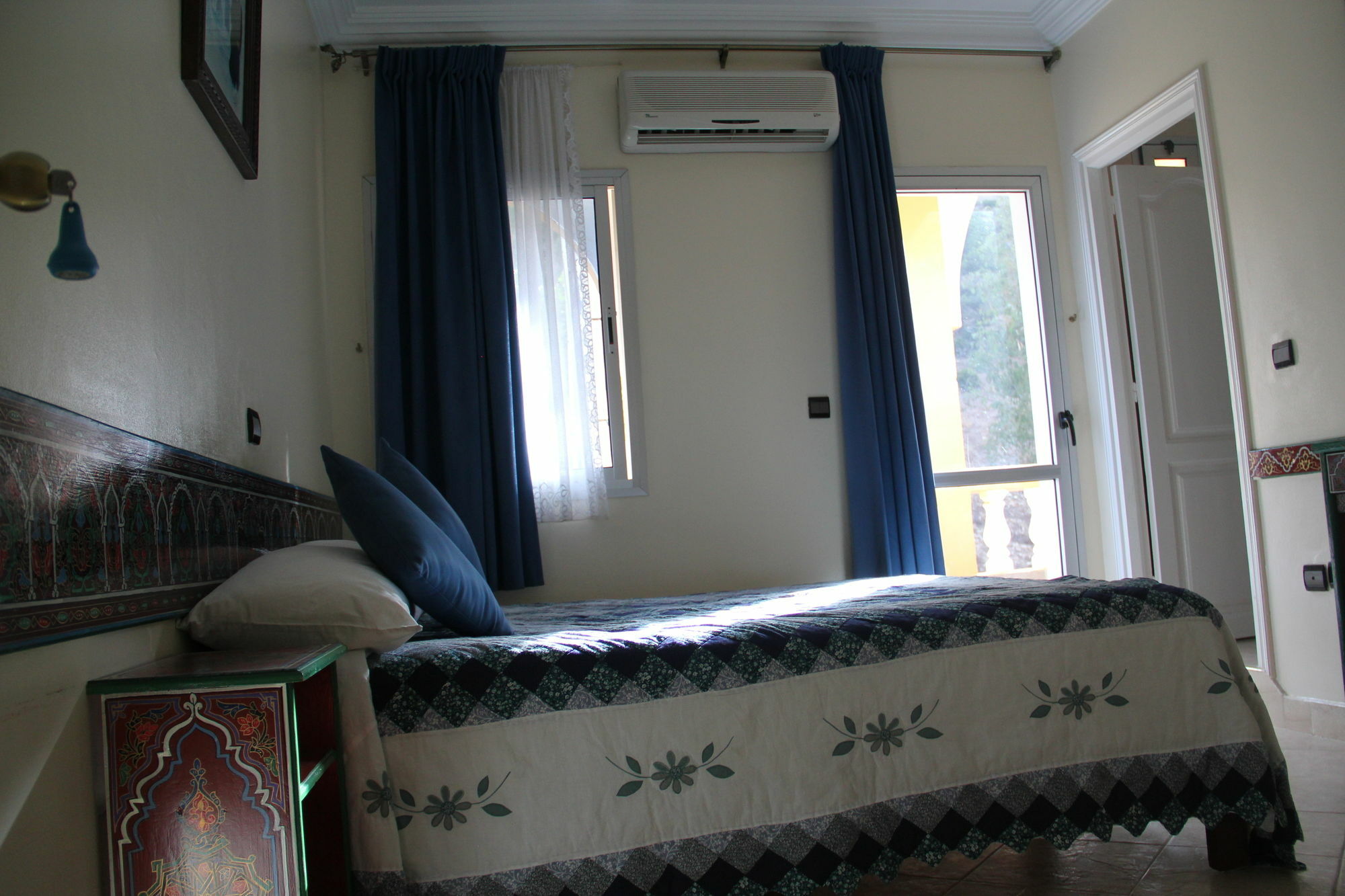 Hotel Tarek Чефчауен Екстериор снимка